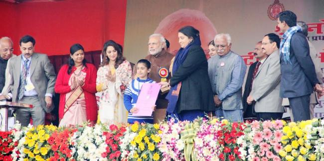 Modi launching Beti Bachao Beti Padhao Logo at Panipat