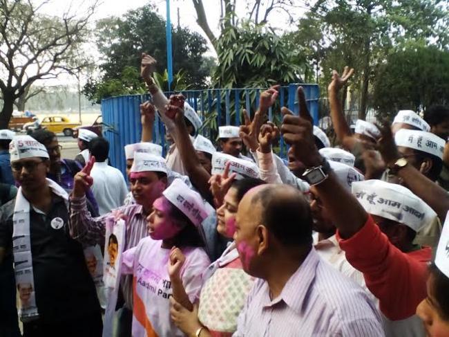 Kolkata: AAP supporters celebrate Delhi victory