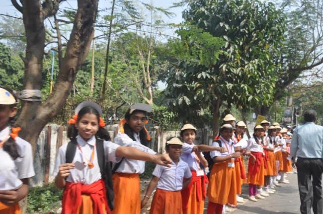 WB observes longest human chain against open defecation