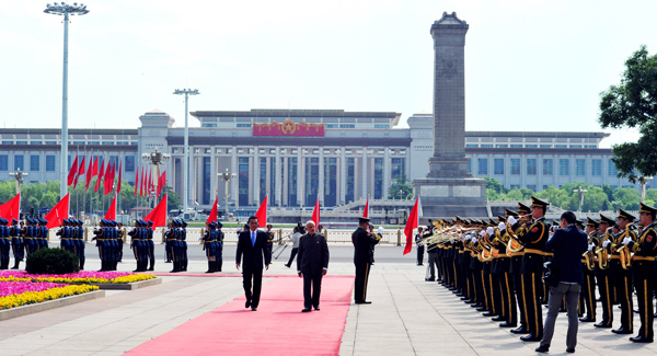 Narendra Modi with the Chinese Premier, Mr. Li Keqiang, during the Ceremonial Welcome