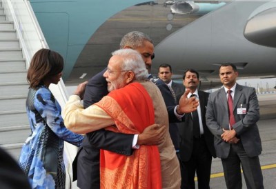 Modi welcomes Obama in India with a hug