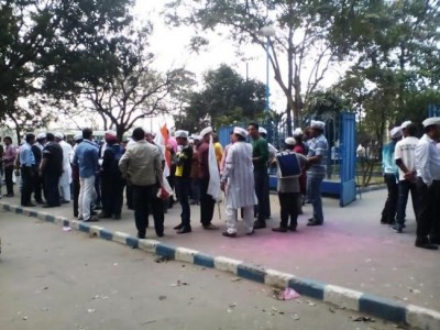Kolkata: AAP supporters celebrate Delhi victory