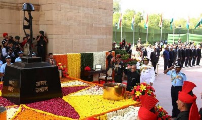 President lays wreath at Amar Jawan Jyoti