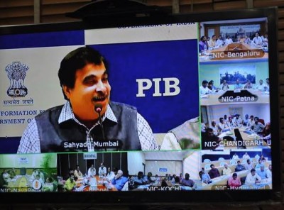 Gadkari interacting with media persons in Kolkata