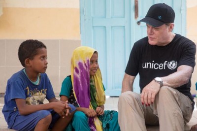 In Djibouti, UNICEF Ambassador Eddie Izzard visits Yemeni children refugees fleeing war