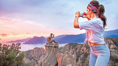 Deepika Padukone turns photographer for Ranbir Kapoor