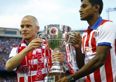 Atletico de Kolkata showcases the Indian Super League trophy to AtlÃ©tico de Madrid fans