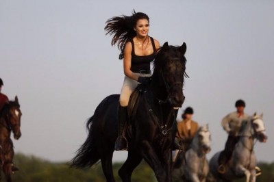 Amy Jackson rides horse in Singh Is Bling