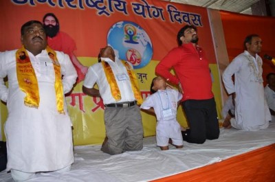 Babul Supriyo participates in mass yoga demonstration in Asansol