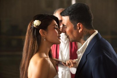 Jacqueline Fernandez romances Akshay Kumar in 'Sapna Jahan'