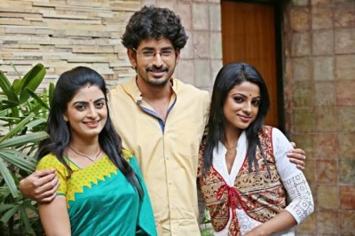 Aamader Choto Nadi cast, crew meet the press in Kolkata