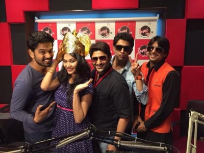 Arshad Warsi and Amit Sadh Kick starts radio promotions for Guddu Rangeela