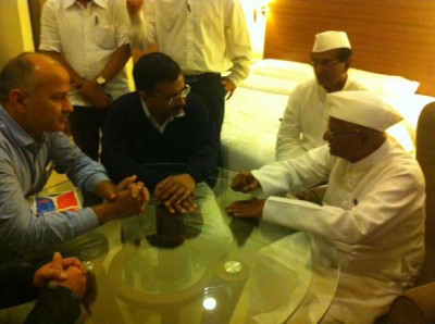 Kejriwal joins Anna in his protest against land ordinance