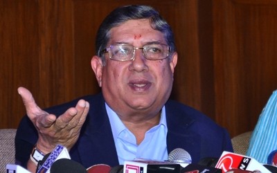 How can Srinivasan attend BCCI meeting ?: SC asks