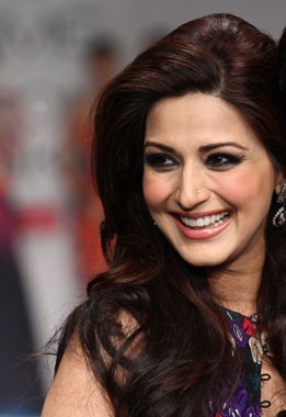 Sonali Bendre  Behl to live stream the launch of her book 'The Modern Gurukul' on Periscope