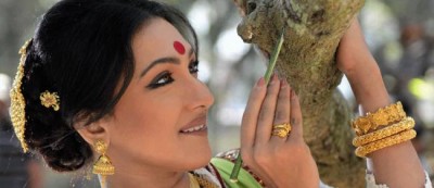 I wear diamond-gold jewellery during puja : Rituparna  