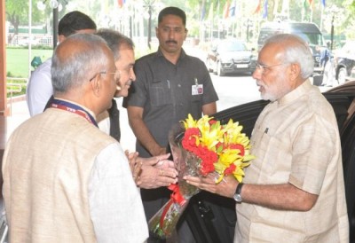 PM  urges Panchayat members to work with a five-year vision 