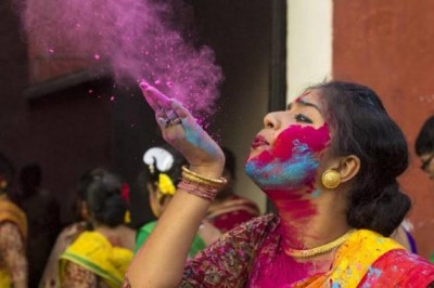 Holi brings riot of colours in Kolkata 