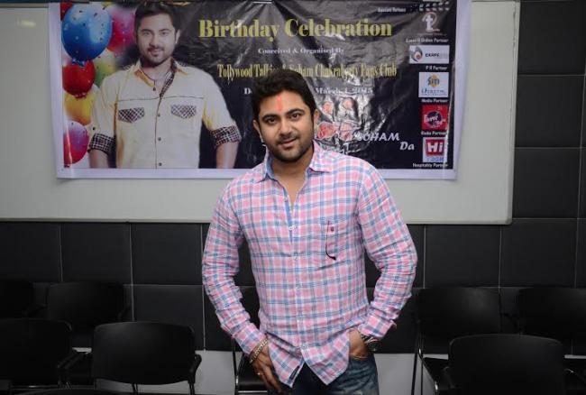 Actor Soham Chakraborty celebrates b'day with fans