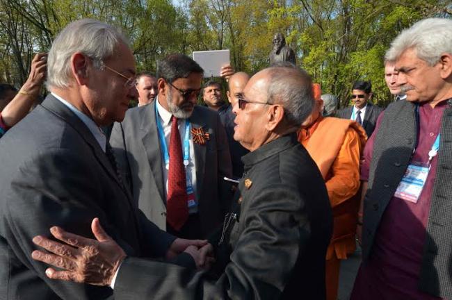 President pays tribute to Tagore in Russia