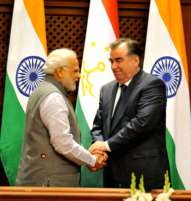 Narendra Modi being received by the President of Tajikistan