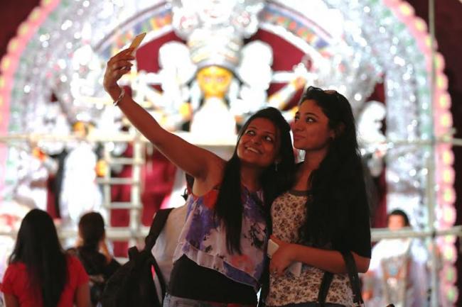 People make most of Maha Nabami in Kolkata