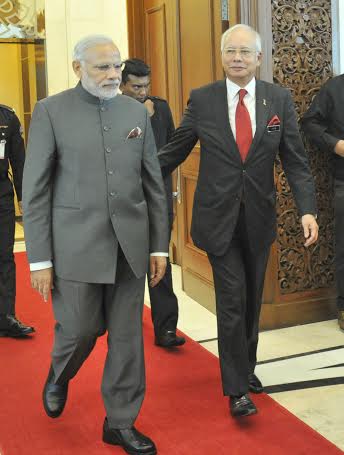 Narendra Modi being received by the Prime Minister of Malaysia, Mr. Najib Razak