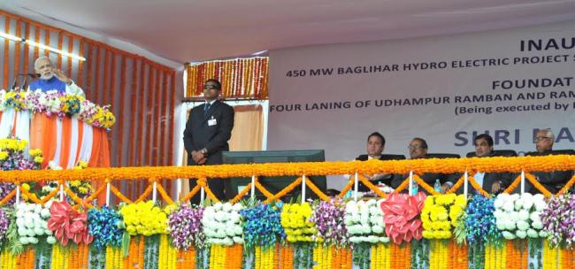 Narendra Modi addressing the gathering at Chanderkote