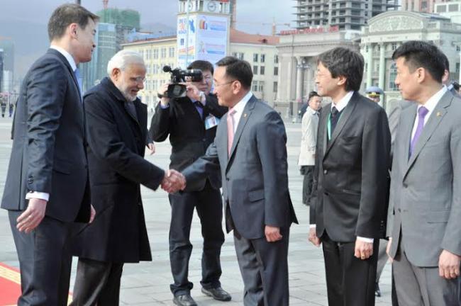 Modi meeting the Prime Minister of Mongolia
