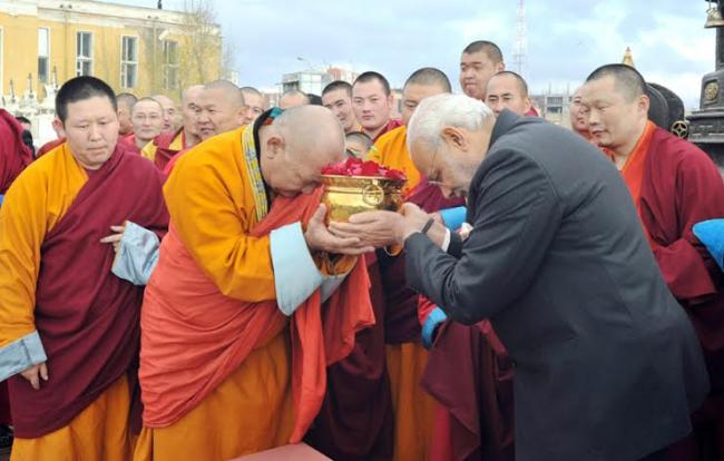 Modi visiting the Gandan Monastery