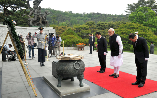  Modi arrives at ROK Airbase, in Seoul, South Korea
