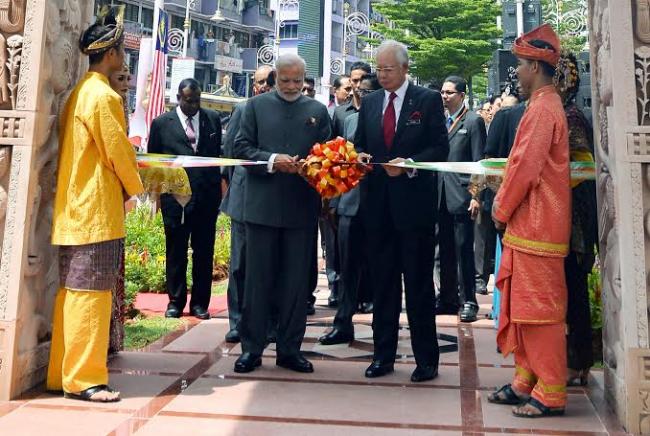 Narendra Modi being received by the Prime Minister of Malaysia, Mr. Najib Razak