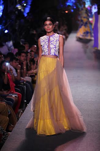 Manish Malhotra's collection sizzles LFW