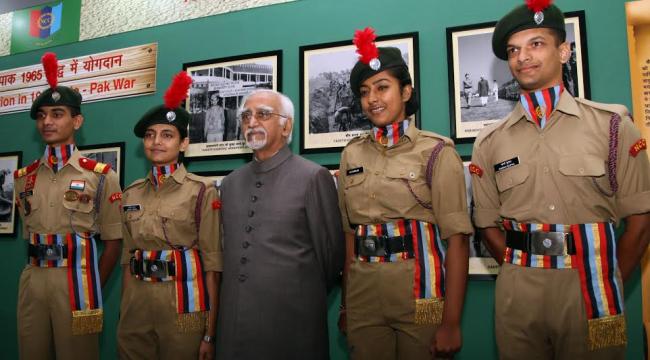 Hamid Ansari visits  Golden Jubilee Exhibition at India Gate Lawns