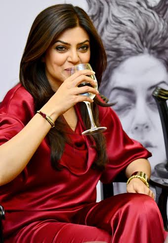 Sushmita Sen along with 'Nirbaak' team interact with media in Kolkata 