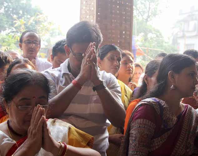 Kolkatans offer 'Anjali' on Maha Ashtami