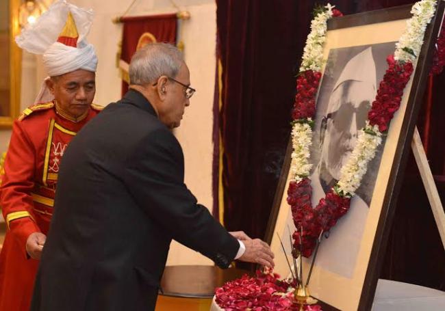 Pranab Mukherjee paying floral tributes