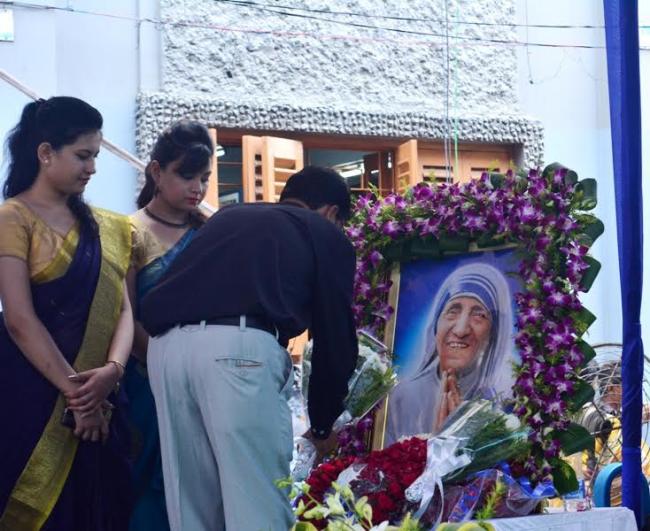 Pope Francis declares Mother Teresa as saint, Kolkata celebrates historic moment