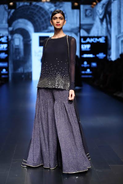 Ileana D'Cruz sizzles LFW ramp