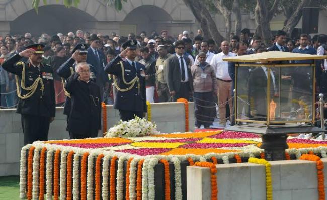 Samadhi of Mahatma Gandhi on the occasion of Martyrâ€™s Day, at Rajghat