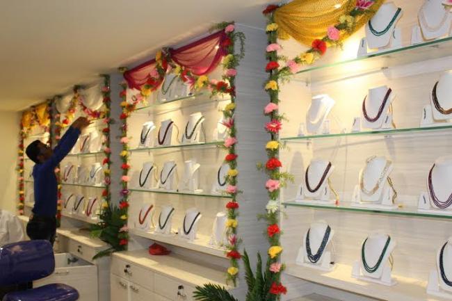 Tollywood actress Mimi Chakraborty inaugurates Ratnajeevan Gems and Jewellery in Kolkata