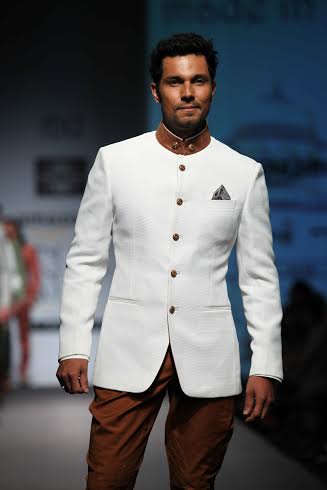 Randeep Hooda charms  Amazon India Fashion Week floor in Rohit Kamra's creation