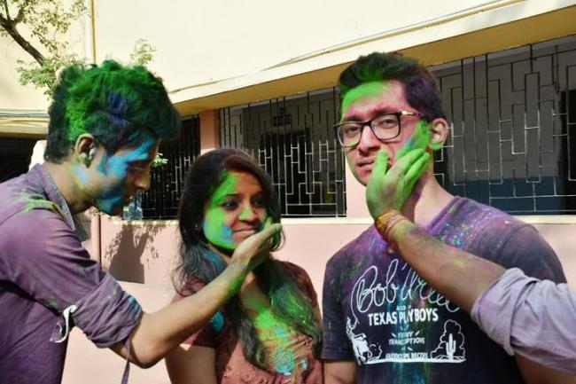 Kolkata celebrates Dol 