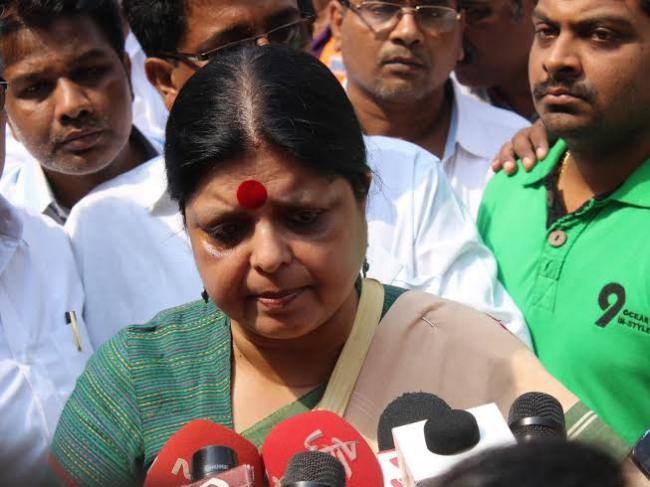 Rahul Gandhi, Congress leaders  visit flyover mishap site