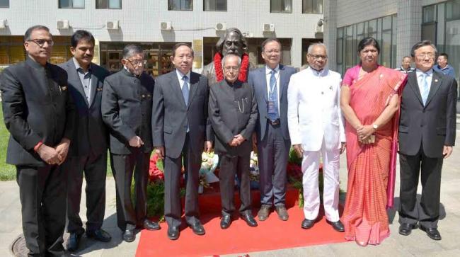  Pranab Mukherjee garlanding the bust of Gurudev Rabindranath Tagore
