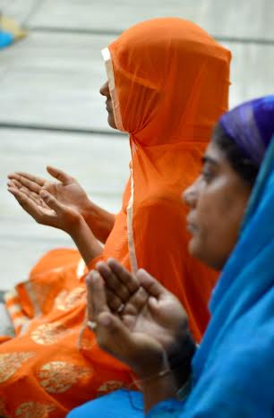 Women offer Eid prayers, greet each other in Kolkata