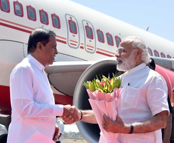 Modi being received by the Chief Minister of Madhya Pradesh, Shivraj Singh Chouhan
