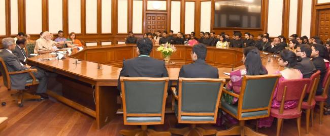 Vice President, M. Hamid Ansari paying floral tributes at the Samadhi of Babu Jagjivan Ram