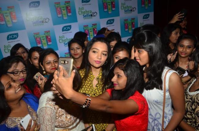 June Maliah glams up selfie contest of cosmetics brand 