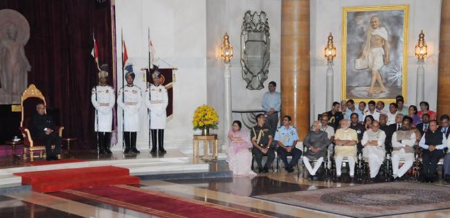 Narendra Modi flagging off the Tiranga Yatra